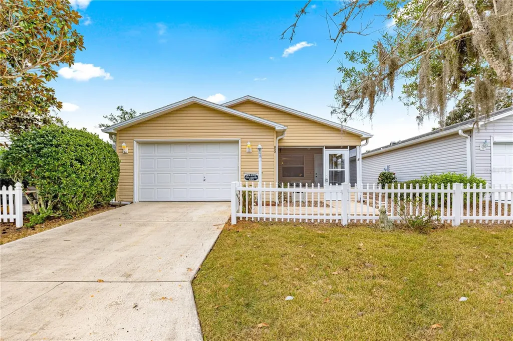 453 Hildalgo Drive Lady Lake FL 32159