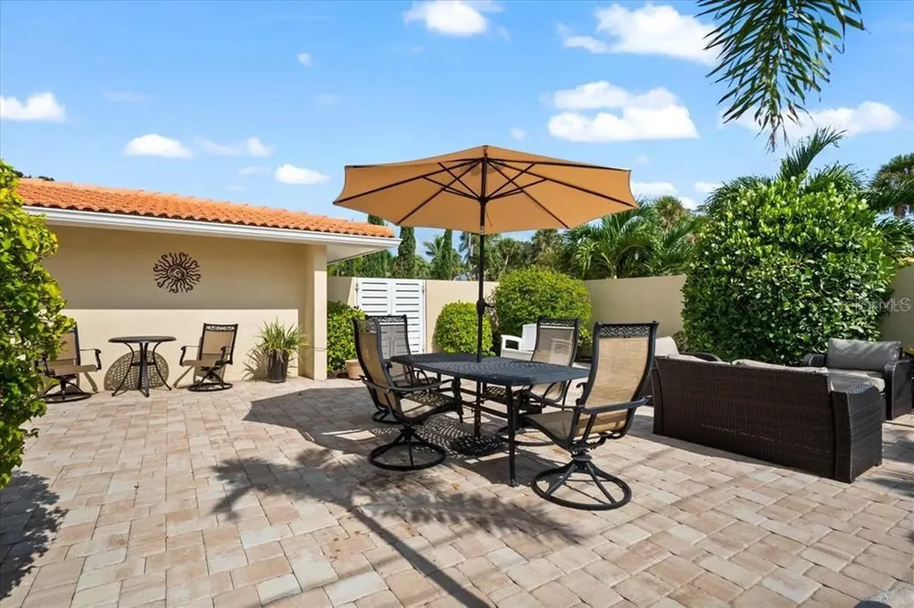 327 Avenida Milano Sarasota FL 34242