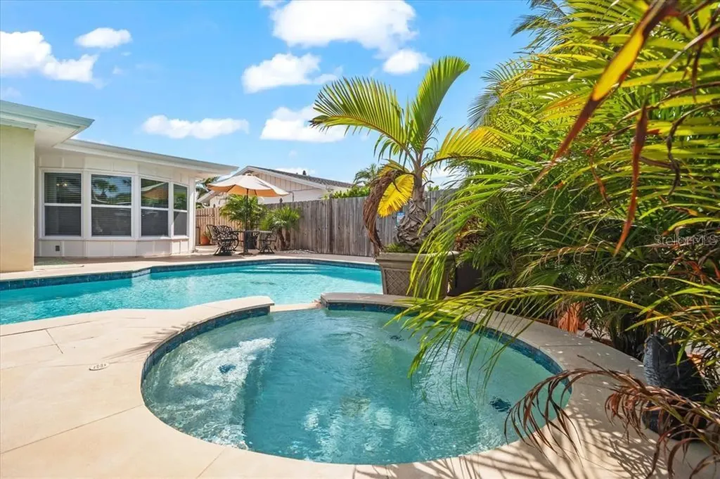 327 Avenida Milano Sarasota FL 34242