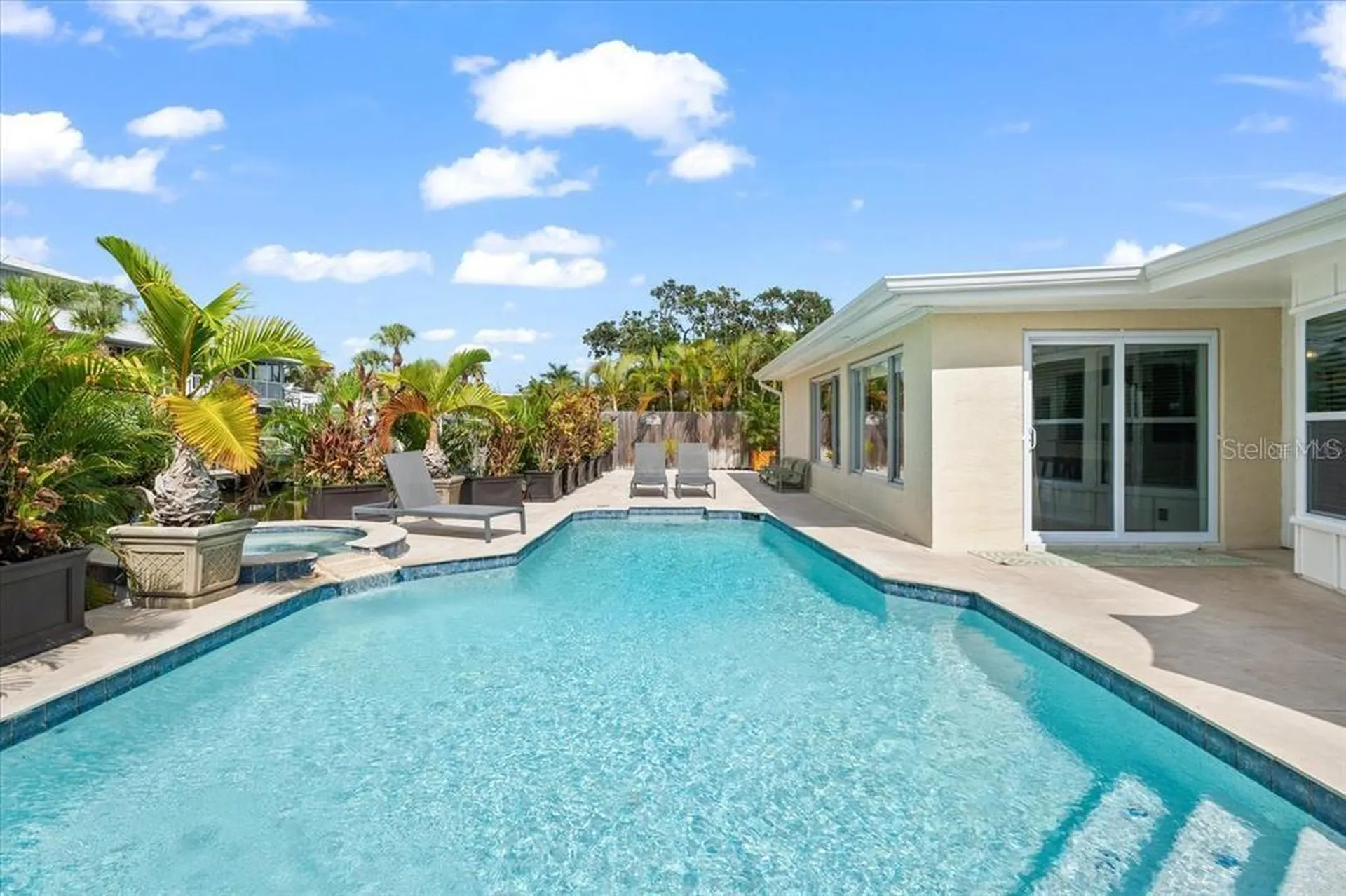 327 Avenida Milano Sarasota FL 34242