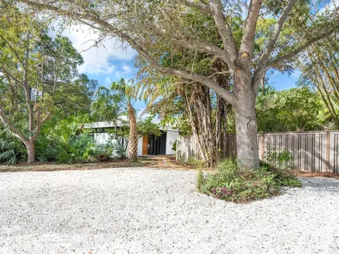 8472 Bay Breeze Lane Sarasota FL 34243