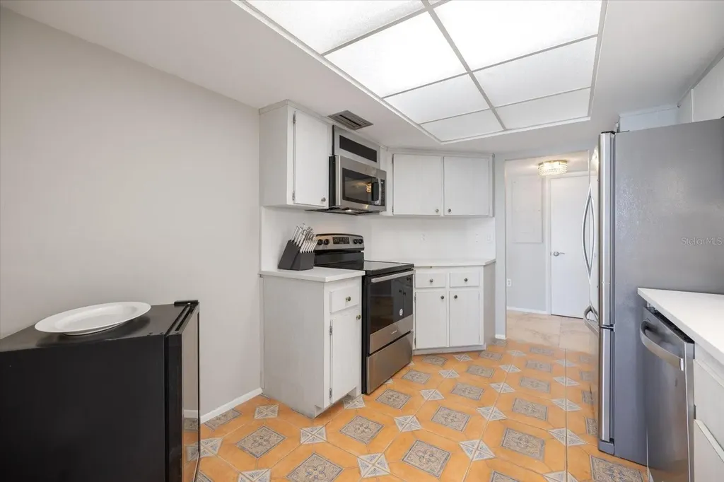 800 Benjamin Franklin Drive Sarasota FL 34236