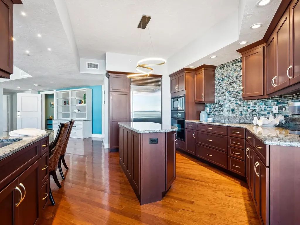 1281 Gulf Of Mexico Drive Longboat Key FL 34228
