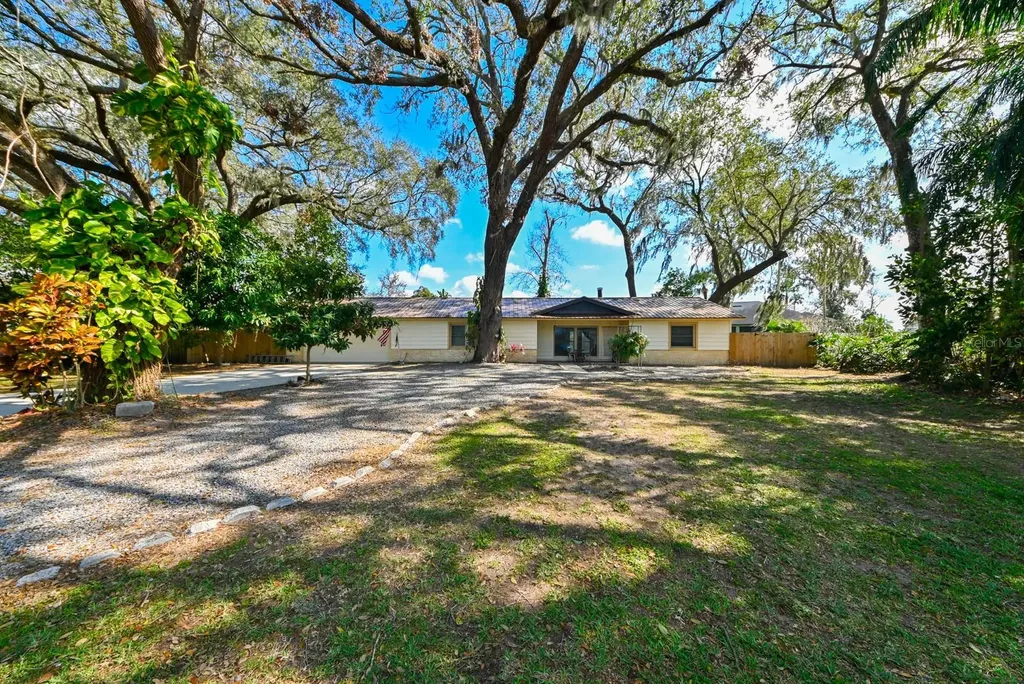 821 Old Darby Street Seffner FL 33584
