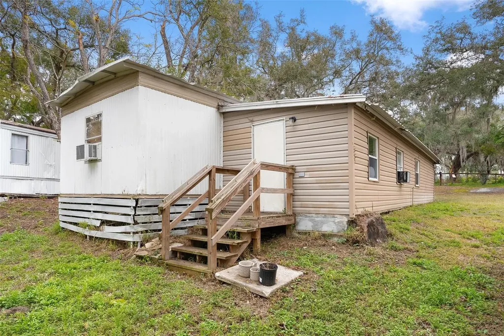 2107 Hialeah Avenue Leesburg FL 34748