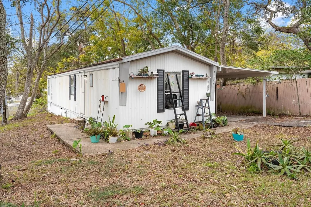 2107 Hialeah Avenue Leesburg FL 34748