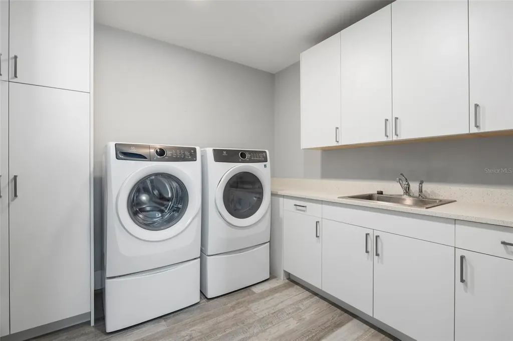 540 N Tamiami Trail Sarasota FL 34236