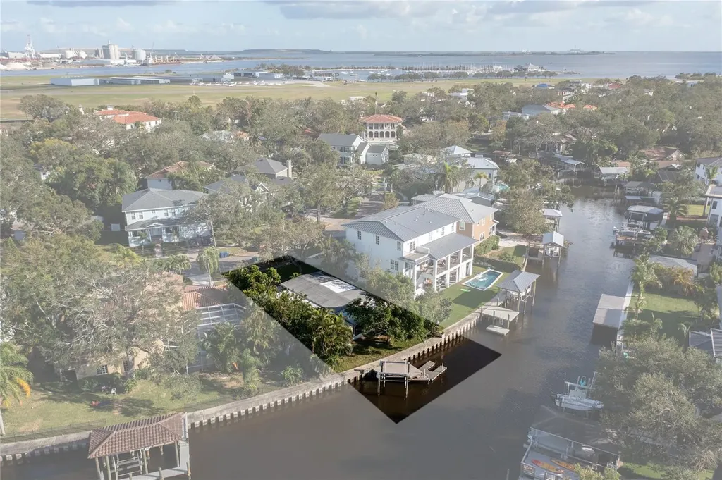 664 Geneva Place Tampa FL 33606