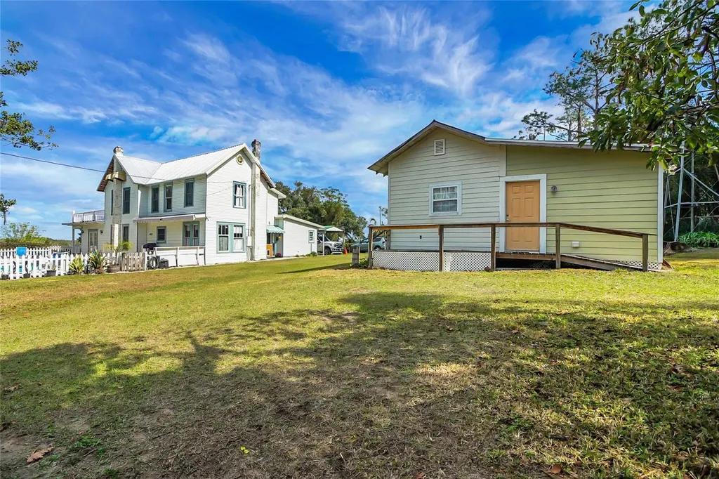 9210 County Road 48 Yalaha FL 34797