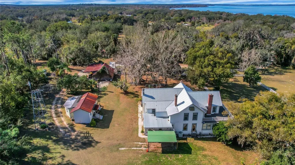 9210 County Road 48 Yalaha FL 34797