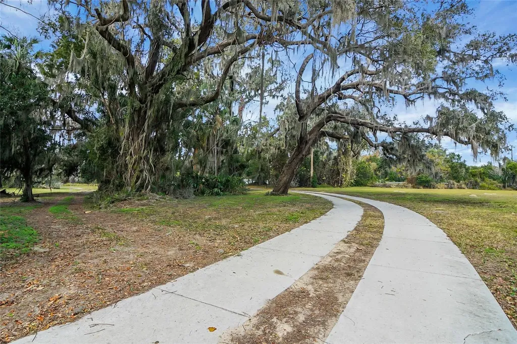 9210 County Road 48 Yalaha FL 34797