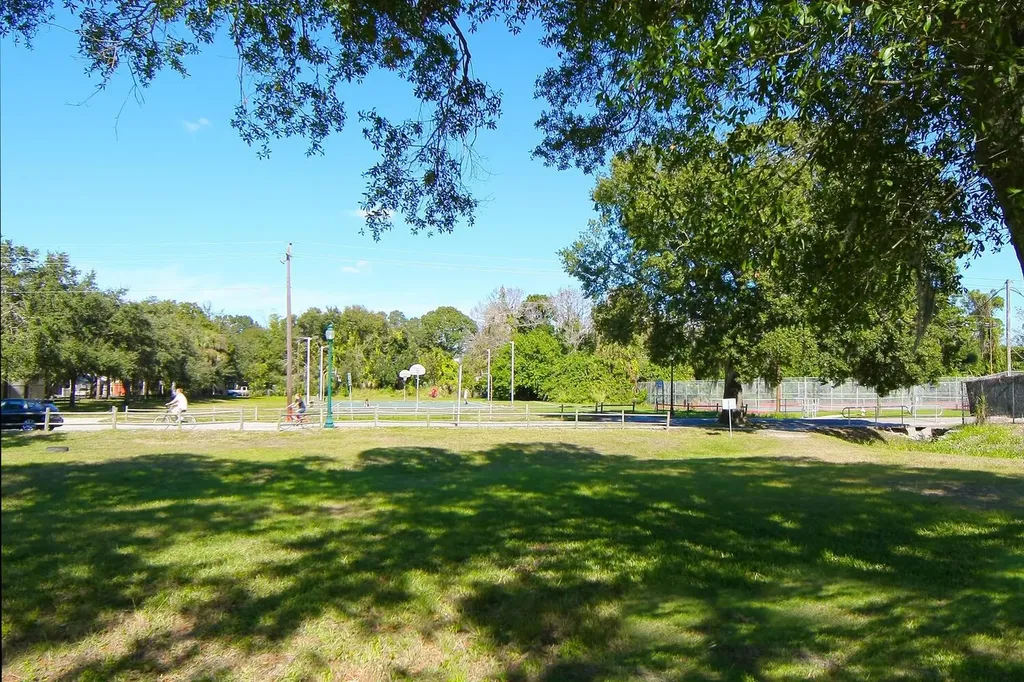 2254 Hawthorne Street Sarasota FL 34239