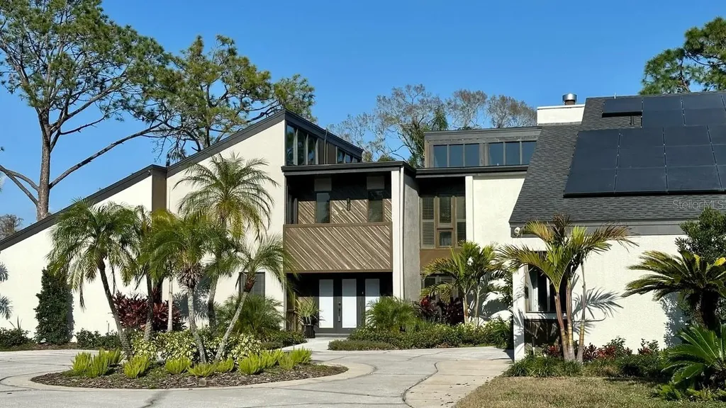 4402 Meadowwood Way Tampa FL 33618