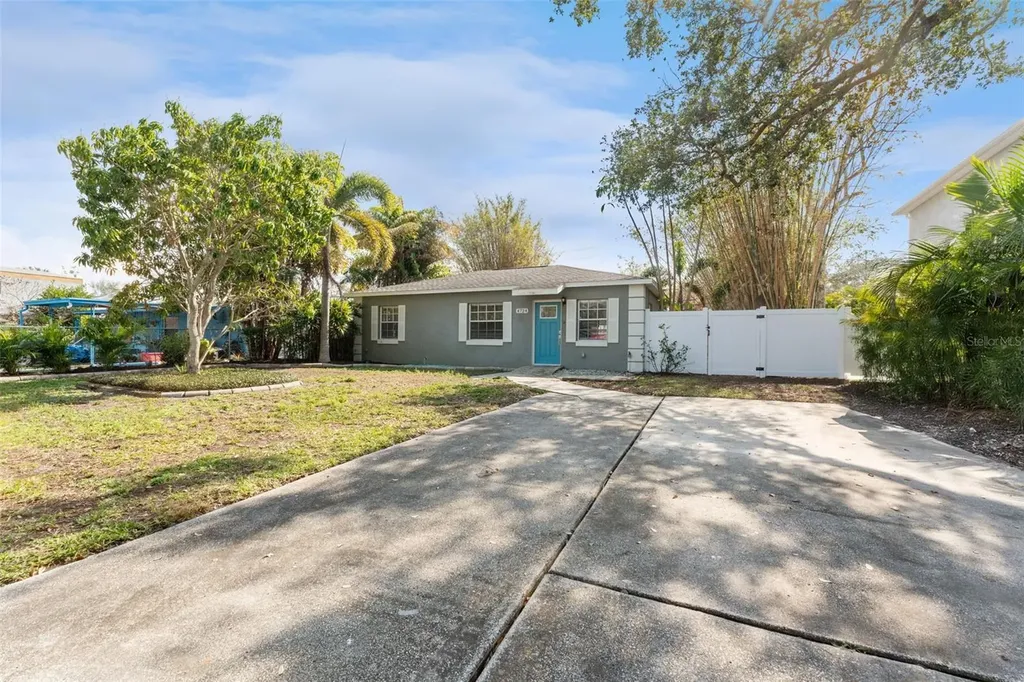 4724 W Lawn Avenue Tampa FL 33611