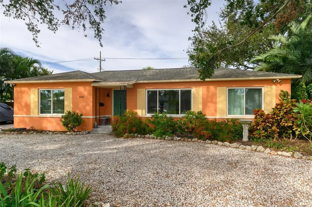 6069 Dartmouth Avenue N St Petersburg FL 33710