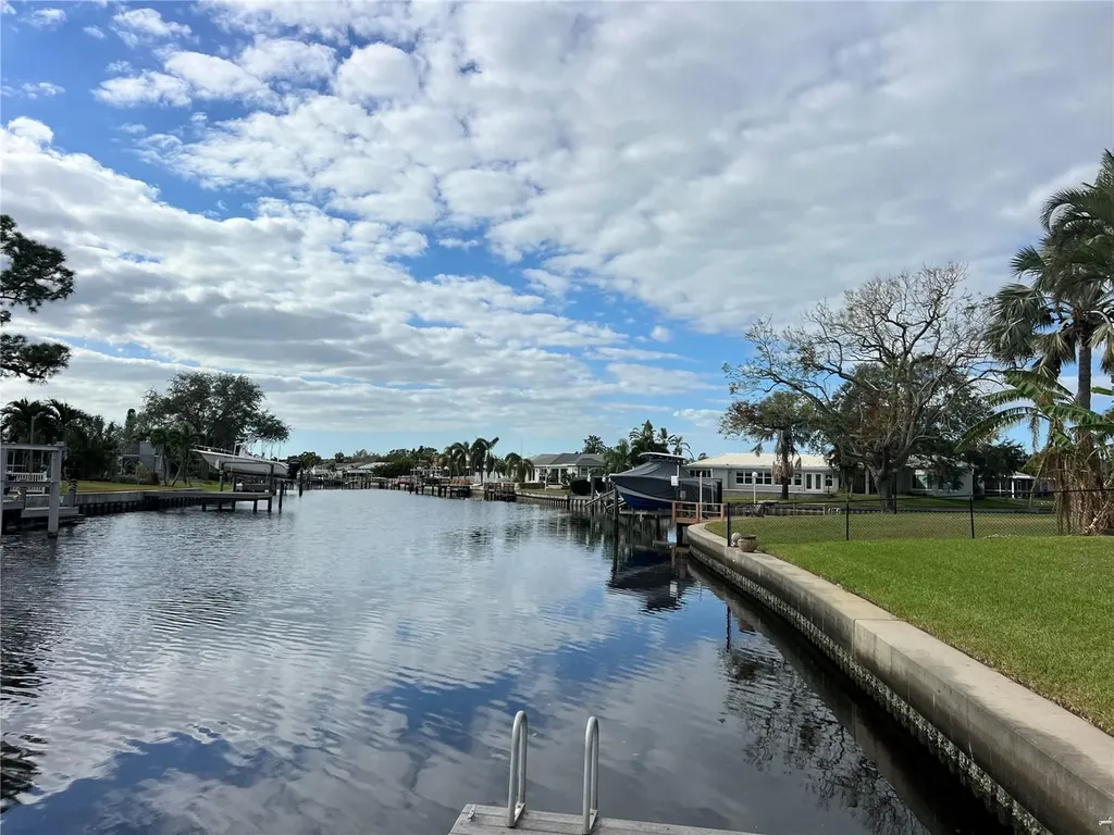 9644 Oak Street NE St Petersburg FL 33702