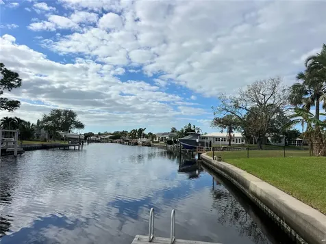 9644 Oak Street NE St Petersburg FL 33702