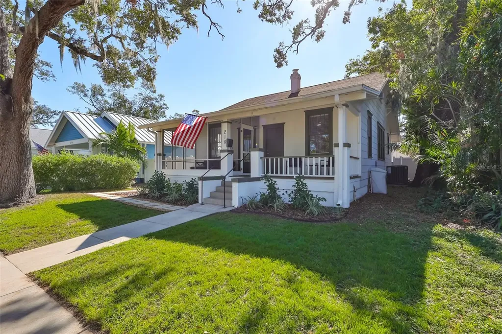 218 15th Avenue N St Petersburg FL 33704
