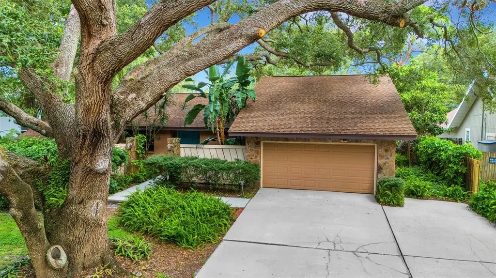 8227 33rd Avenue N St Petersburg FL 33710