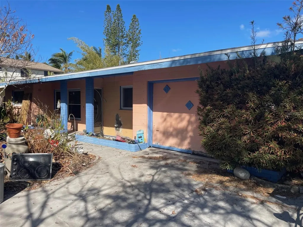 337 Avenida Madera Sarasota FL 34242