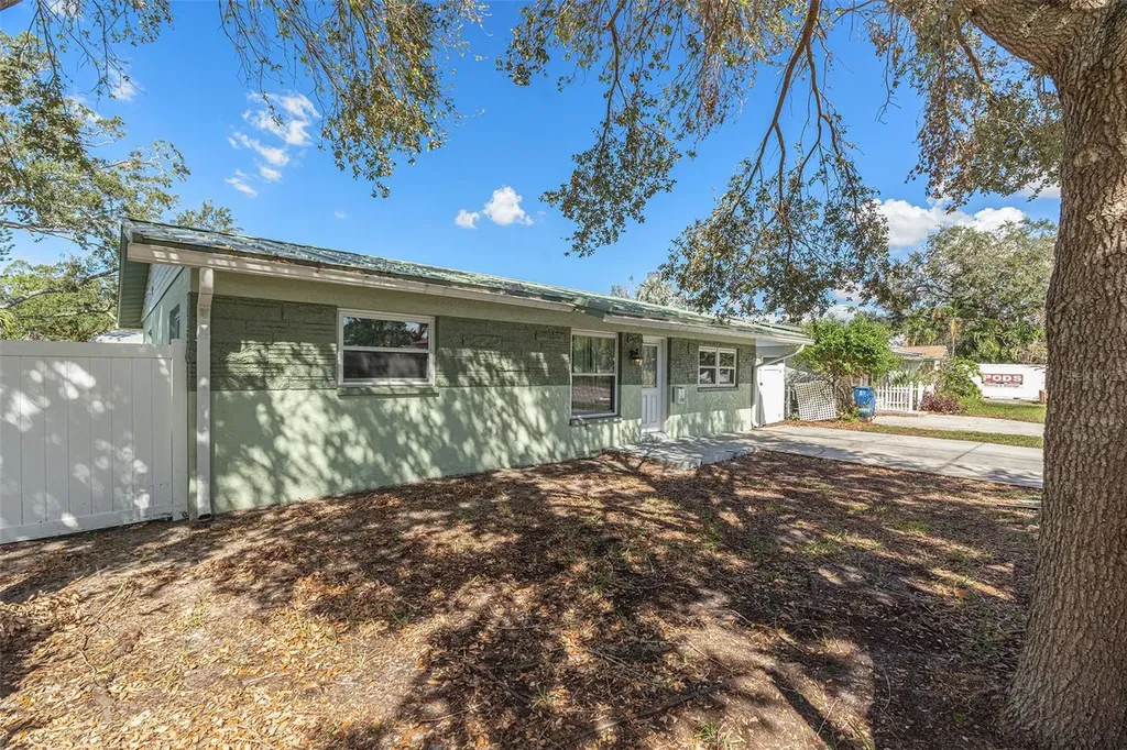 150 SE Lincoln Circle N St Petersburg FL 33703