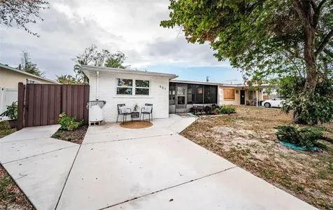 657 Gray Street S St Petersburg FL 33707