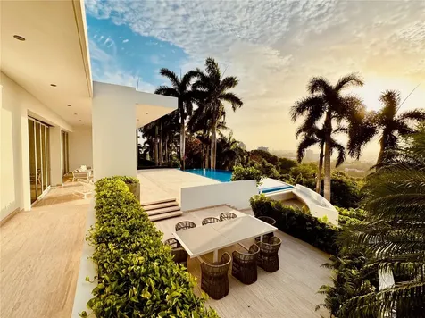 Urb. La Lomita Calle Vista Linda Guaynabo PR 00969