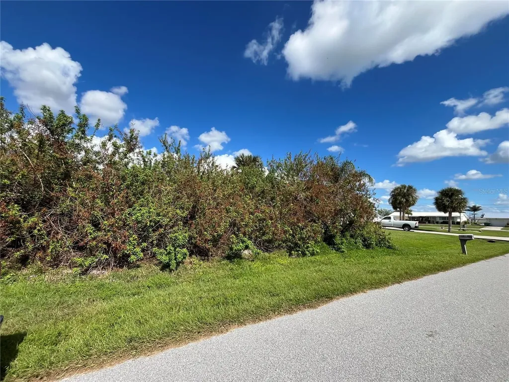 520 Fenton Avenue NW Port Charlotte FL 33952