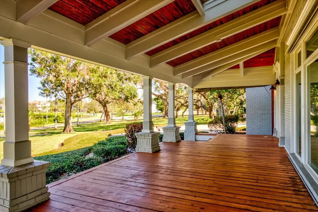 518 Riverside Drive Tarpon Springs FL 34689
