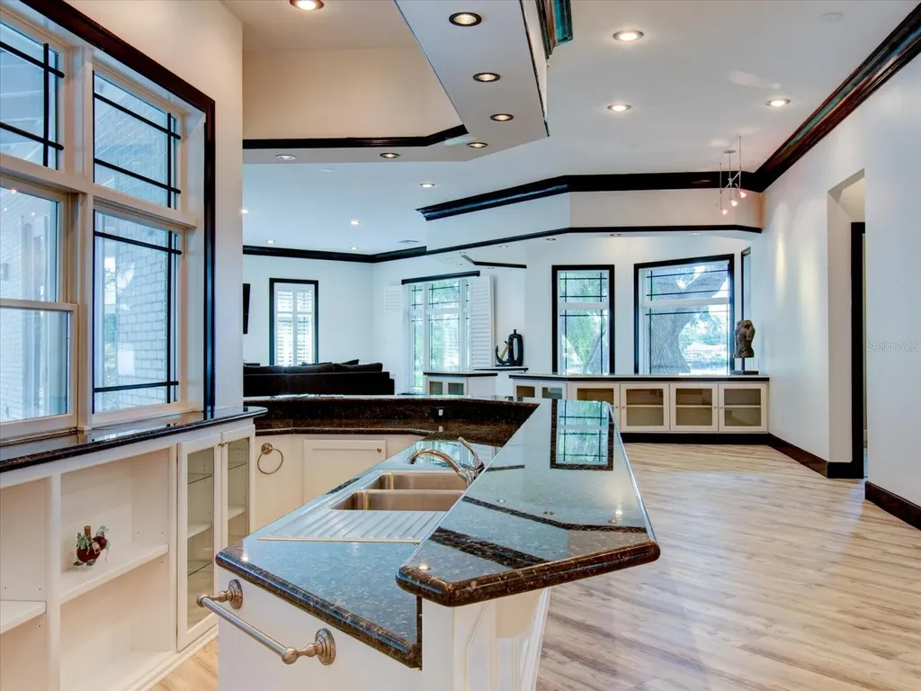 518 Riverside Drive Tarpon Springs FL 34689
