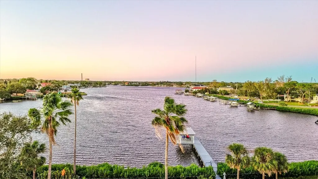 518 Riverside Drive Tarpon Springs FL 34689