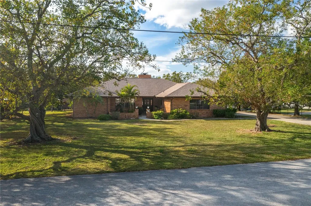 24 Lake Avenue Winter Haven FL 33880