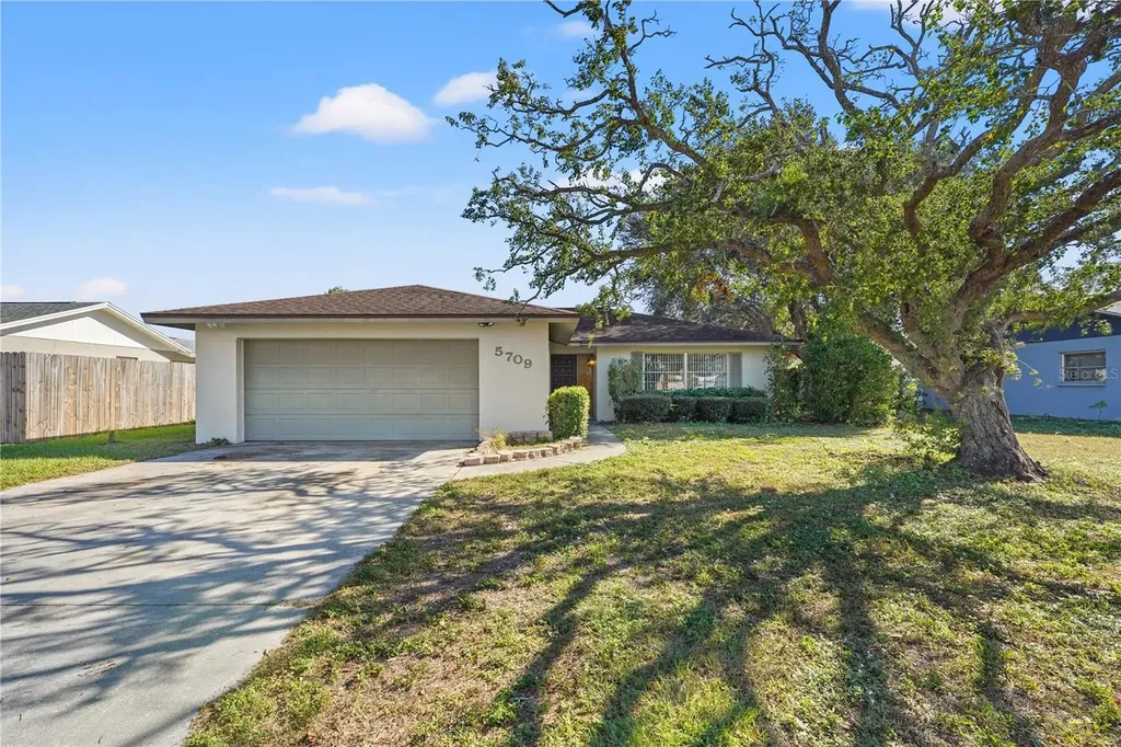 5709 Whistlewood Circle Sarasota FL 34232