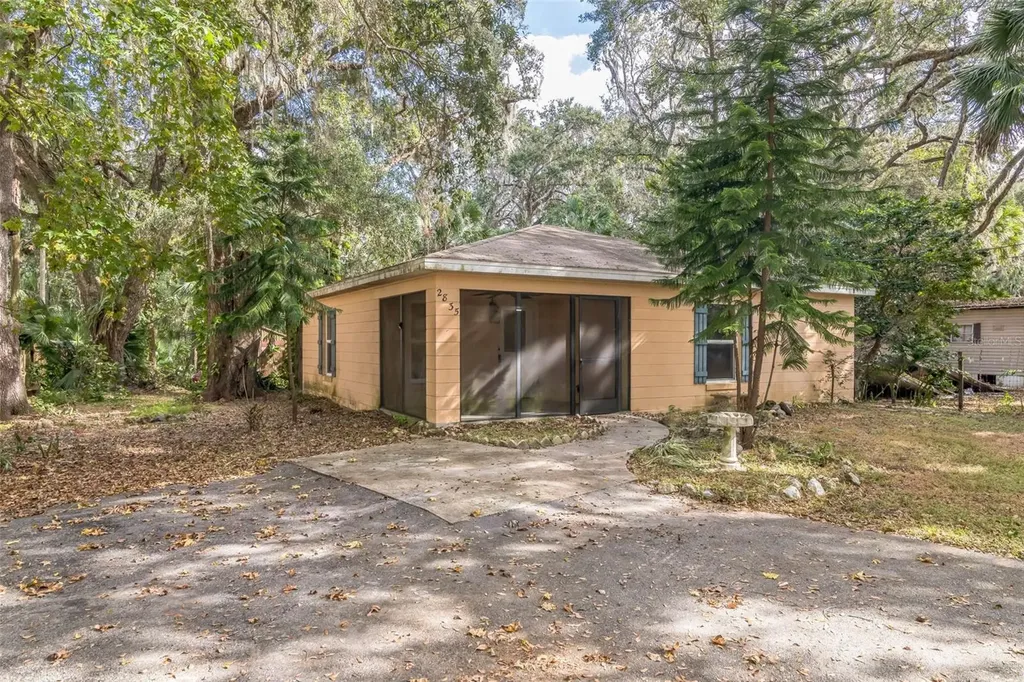 2835 Cr 426e Lake Panasoffkee FL 33538