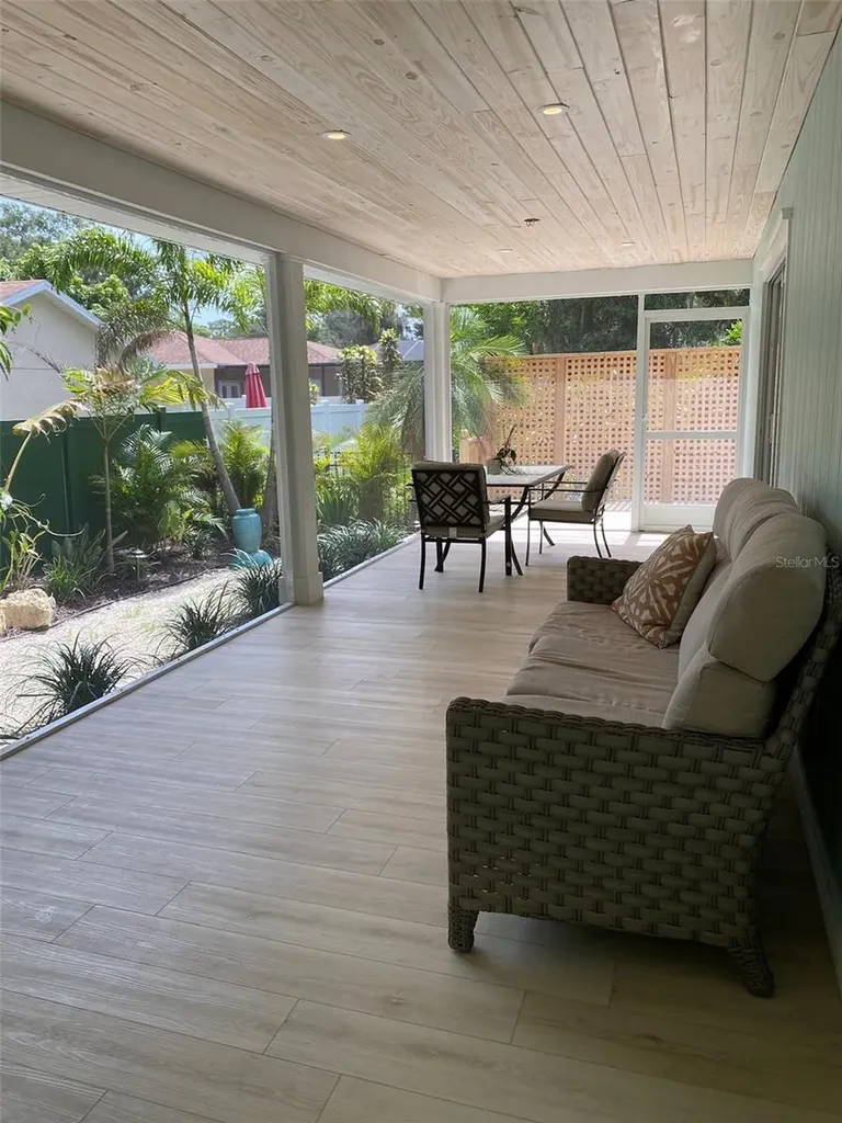 2933 Maiden Lane Sarasota FL 34231