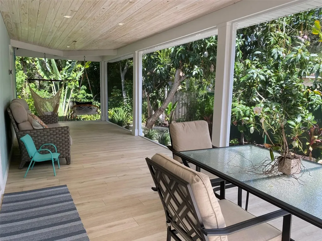 2933 Maiden Lane Sarasota FL 34231
