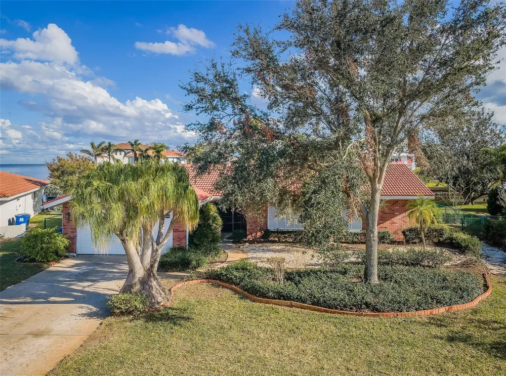 2084 Iowa Avenue NE St Petersburg FL 33703