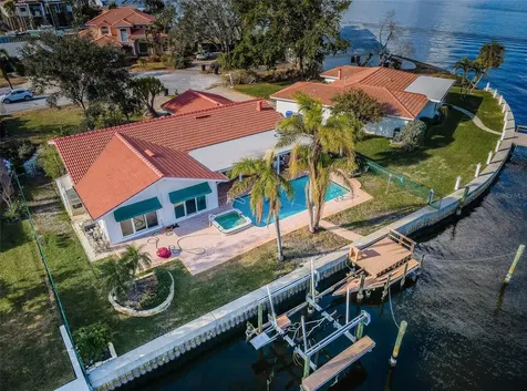 2084 Iowa Avenue NE St Petersburg FL 33703