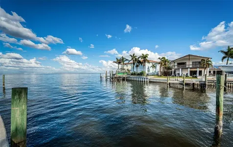 2084 Iowa Avenue NE St Petersburg FL 33703