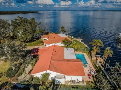 2084 Iowa Avenue NE St Petersburg FL 33703