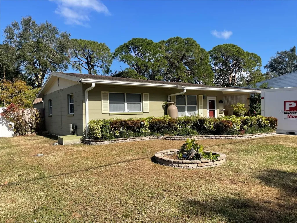 137 SW Lincoln Circle N St Petersburg FL 33703