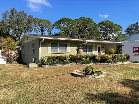 137 SW Lincoln Circle N St Petersburg FL 33703