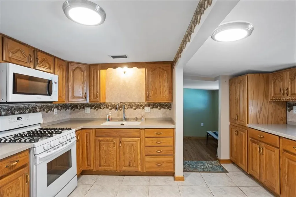 6 Seminole Drive Bradenton FL 34208