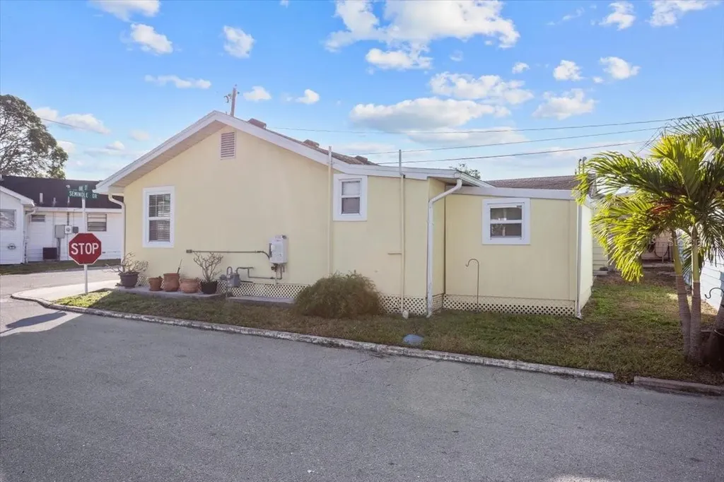 6 Seminole Drive Bradenton FL 34208