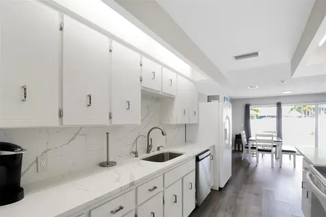 1127 De Leo Drive Sarasota FL 34243