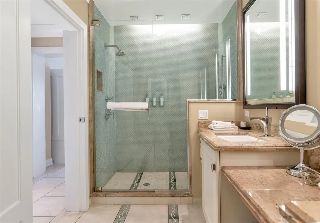 915 Seaside Drive Sarasota FL 34242