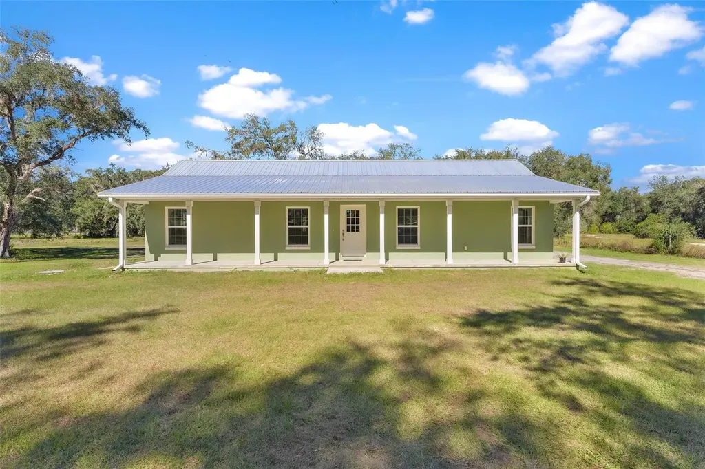1641 Cr 416n Lake Panasoffkee FL 33538