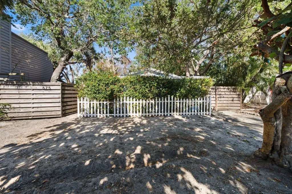 675 Avenida Del Norte Sarasota FL 34242