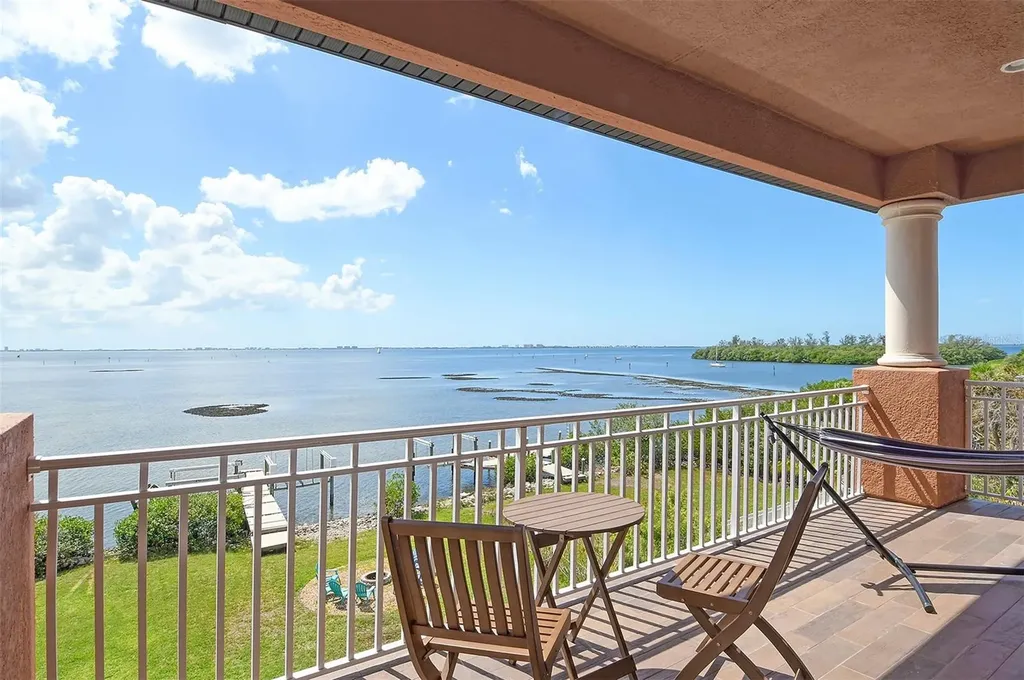 2412 Bay Dr Avenue W Bradenton FL 34207