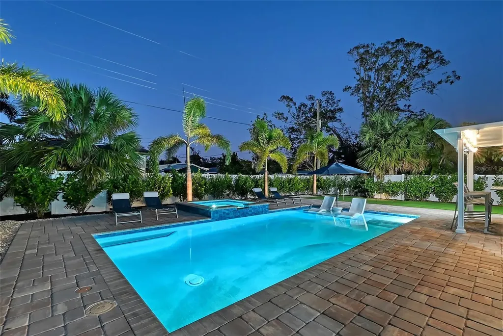 2365 Bay Street Sarasota FL 34237